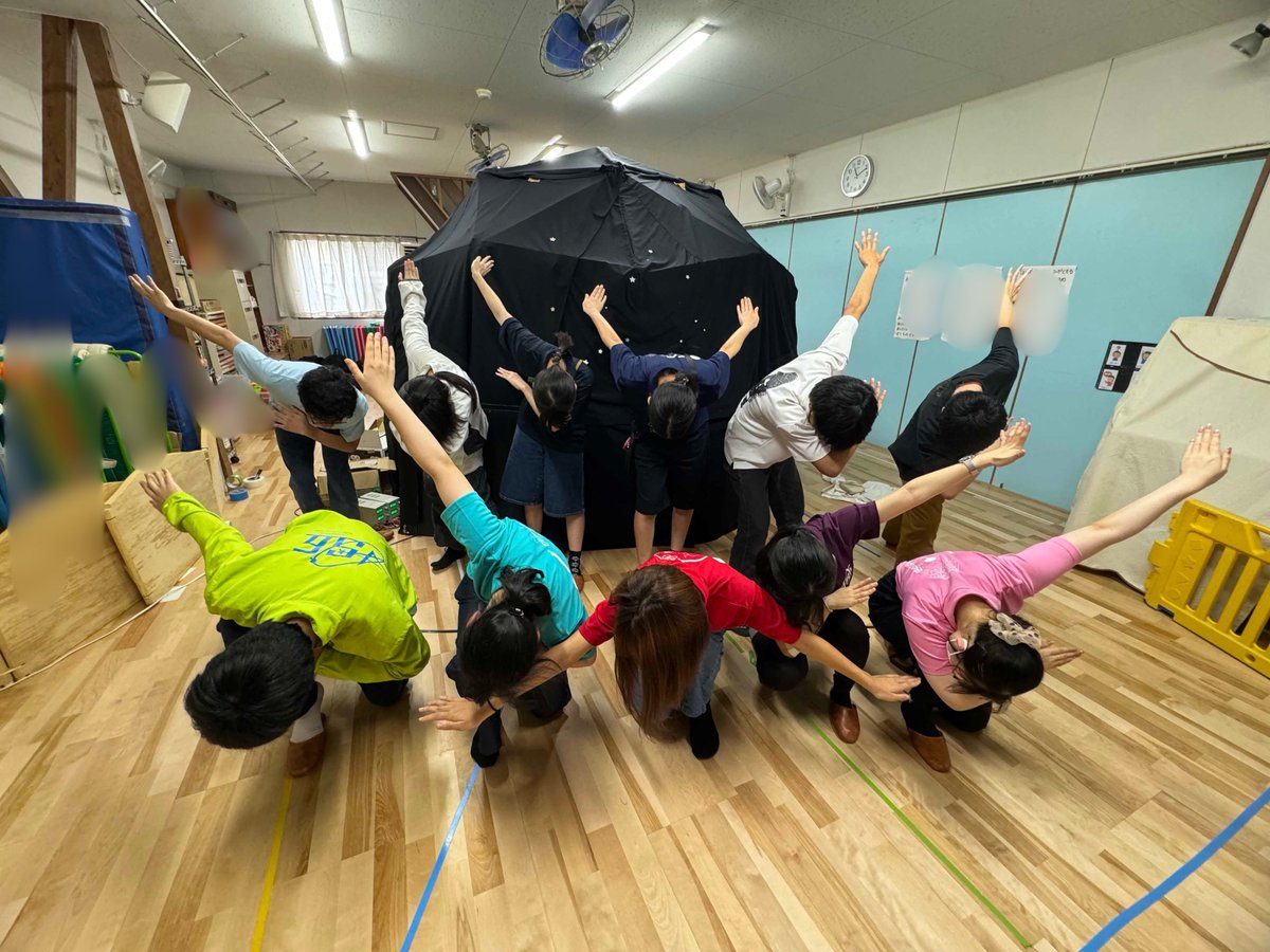 AsahiAstronomy's tweet photo. 9月28日、「まこと幼児園」さんからご依頼をいただき、出張プラネタリウムと宇宙に関する企画を行いました✨⁡
⁡
⁡子供たちも楽しそうに聞いてくれて、私たちもとても嬉しかったです！

出張プラネタリウムの⁡ご依頼は、天文部公式ホームページより、よろしくお願いします🙏 https://t.co/wYNRX81hGq