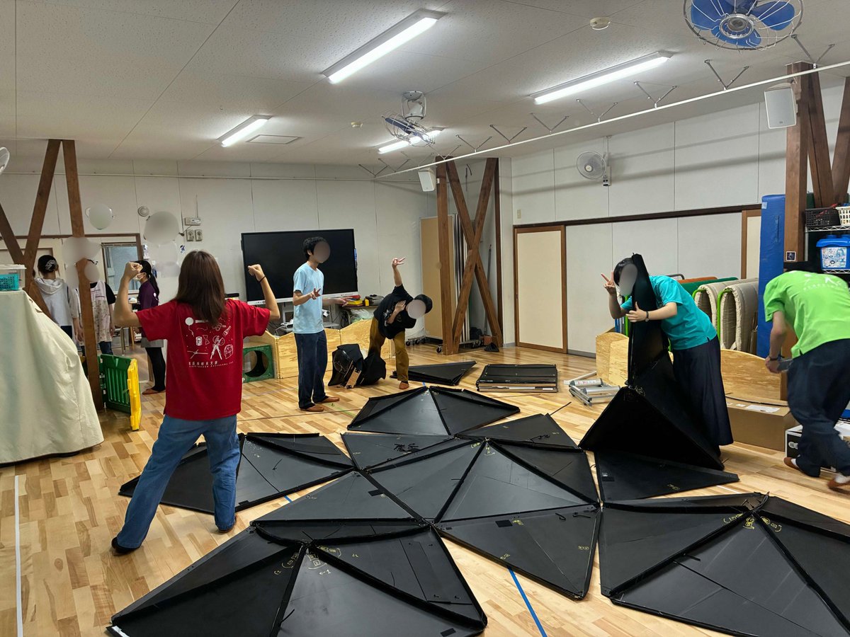 AsahiAstronomy's tweet photo. 9月28日、「まこと幼児園」さんからご依頼をいただき、出張プラネタリウムと宇宙に関する企画を行いました✨⁡
⁡
⁡子供たちも楽しそうに聞いてくれて、私たちもとても嬉しかったです！

出張プラネタリウムの⁡ご依頼は、天文部公式ホームページより、よろしくお願いします🙏 https://t.co/wYNRX81hGq