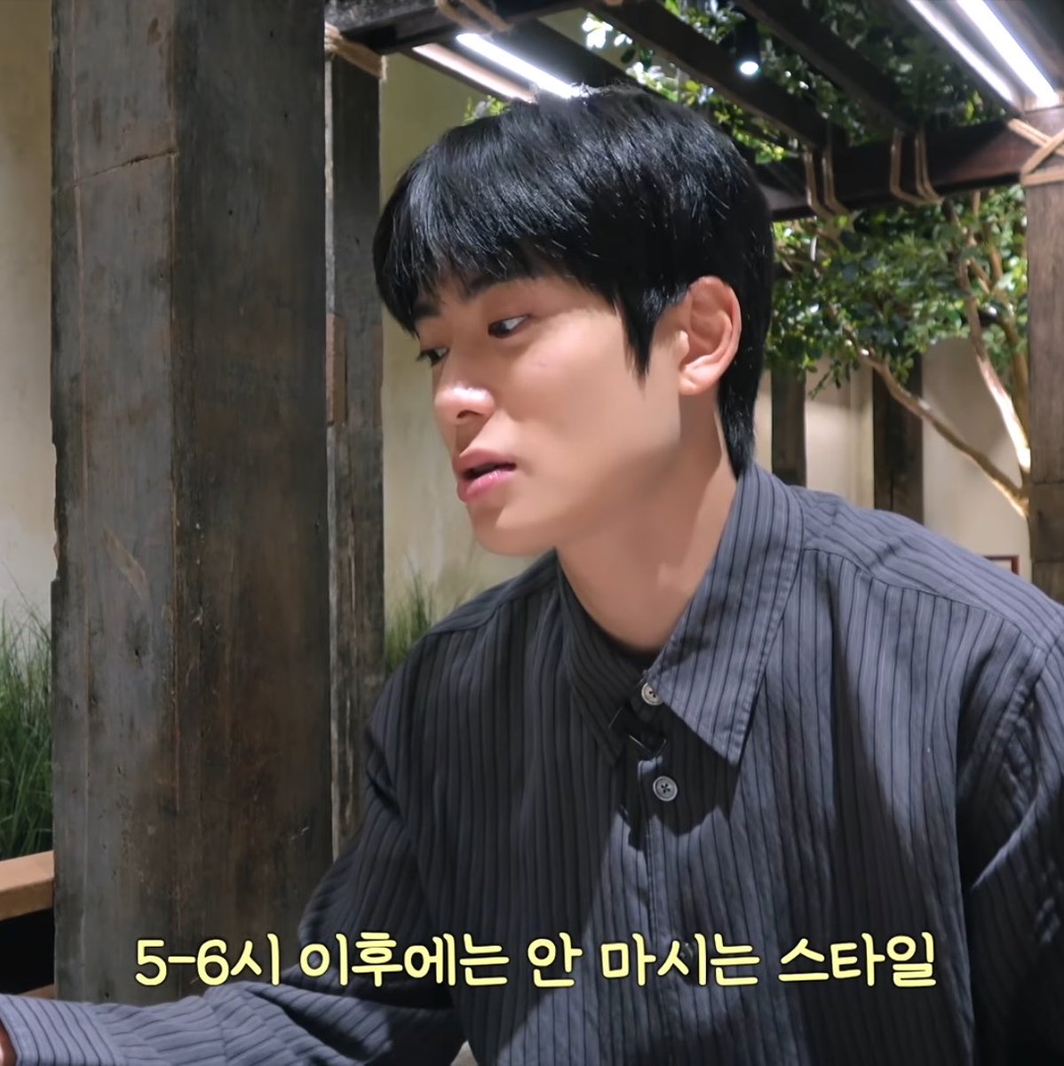 dearJ_fromS's tweet photo. 재현이 진짜 커피 많이 줄인거 같음.
예전에는 재현=아아 였던거 같은디
요즘은 주변 음료가 엄청 알록달록함
(아마도)망고스무디🥭말차라떼🍵레몬에이드🍋등등
요즘 음료도 떠리섹시 아니고 떠리큐티네… https://t.co/2XT4C2ruzH