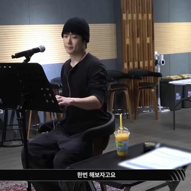 dearJ_fromS's tweet photo. 재현이 진짜 커피 많이 줄인거 같음.
예전에는 재현=아아 였던거 같은디
요즘은 주변 음료가 엄청 알록달록함
(아마도)망고스무디🥭말차라떼🍵레몬에이드🍋등등
요즘 음료도 떠리섹시 아니고 떠리큐티네… https://t.co/2XT4C2ruzH