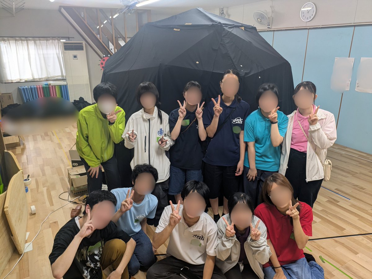 AsahiAstronomy's tweet photo. 9月28日、「まこと幼児園」さんからご依頼をいただき、出張プラネタリウムと宇宙に関する企画を行いました✨⁡
⁡
⁡子供たちも楽しそうに聞いてくれて、私たちもとても嬉しかったです！

出張プラネタリウムの⁡ご依頼は、天文部公式ホームページより、よろしくお願いします🙏 https://t.co/wYNRX81hGq