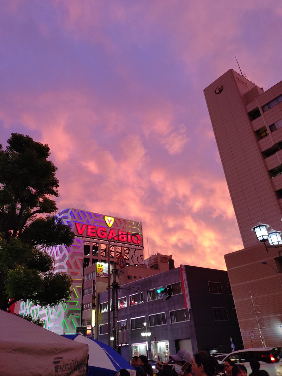 gin_jowa's tweet photo. 大好きなご夫婦に濡れ落ち葉の如く付いて回った先週の2日に渡る
今池のおまつり
楽しかった……

この世の終わりのような空
日出処の天子が表す所の
「なんと鮮らかな日没」とは
こういうことかしらんとぼんやり思ったり https://t.co/URpS9zIAvp