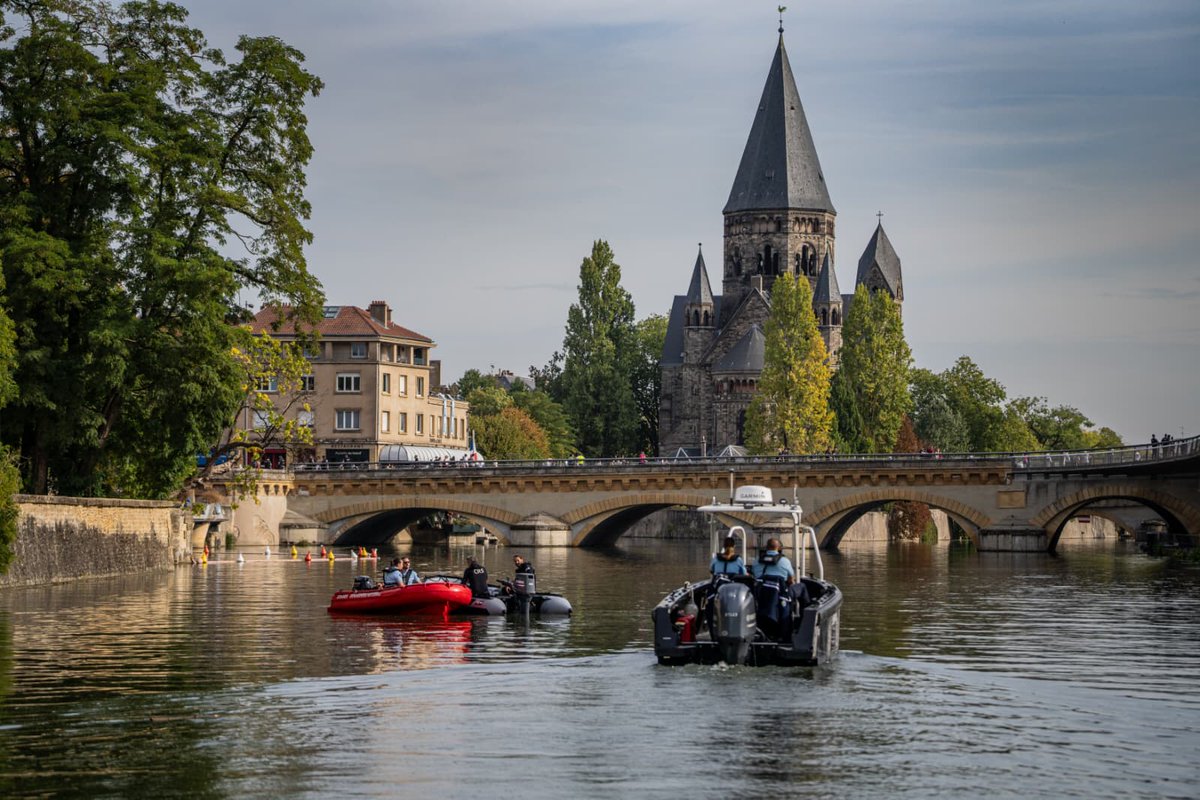 Gendarmerie's tweet photo. #PapeEnFrance 🇫🇷 La visite officielle du Pape se termine aujourd'hui à #Metz, les militaires de la #gendarmerie sont présents, aux côtés des autres services de l'état, pour protéger la population. 🤝
📸 SIRPA Gendarmerie - Adj. C. Hautier https://t.co/e53hAwgeSl