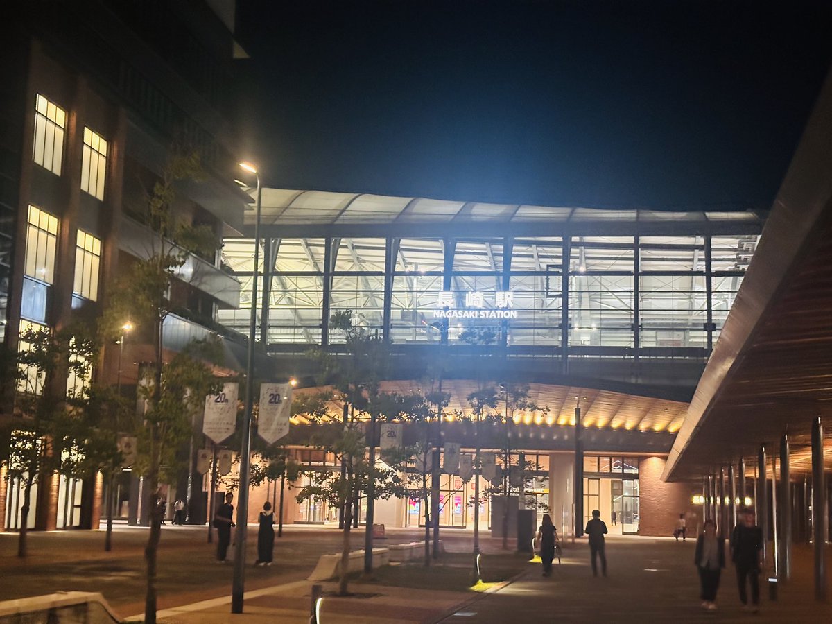 siro112122's tweet photo. 同期と長崎駅まで来たけど俺の伝達ミスで長崎の違うホテルとってしまってて長崎の最初の食事がくら寿司になってしまった。しかも1人で https://t.co/UL64iSg8iJ