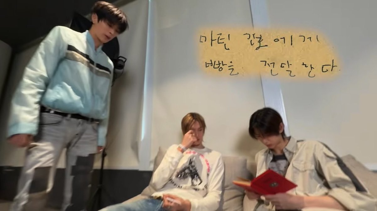 2ee1in's tweet photo. 머지견이 먹는 거에 머틴도 껴준거 나 이거 사랑이라고 느껴지는데 어캄 심지어 머틴 이름 먼저 써줌 순애다 https://t.co/glJoxn45V7