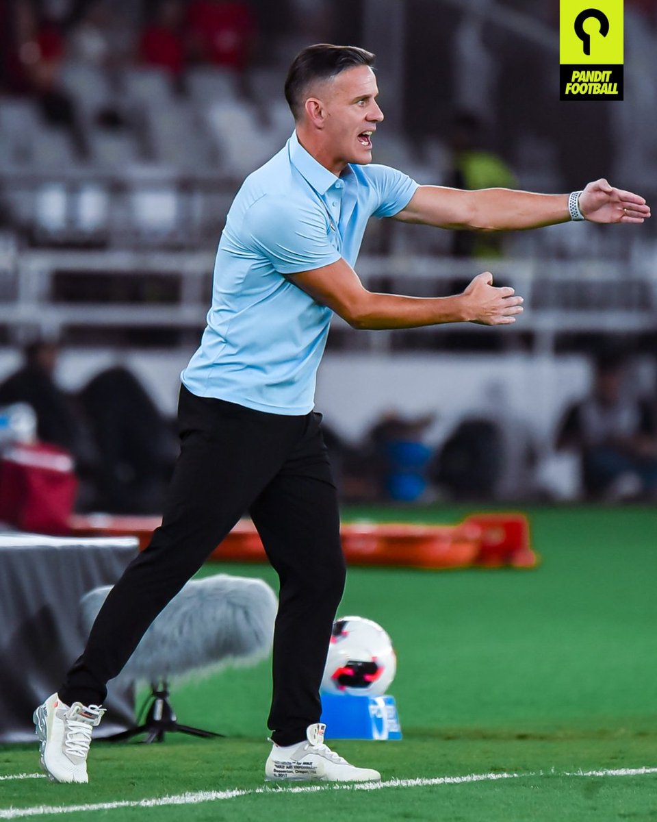 panditfootball's tweet photo. Apa yang ingin kalian sampaikan kepada John Herdman sebelum babak kedua dimulai?

#TimnasDay https://t.co/fUwaToIvgZ
