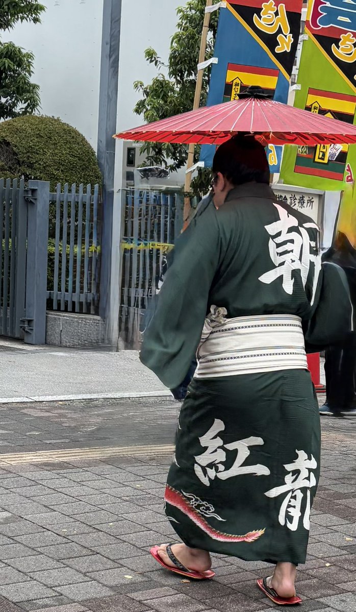 memorilc70_c's tweet photo. 朝紅龍が番傘開いたところ
番傘の文字をはっきり見ることができて嬉しかった
染め抜きの龍の色と相まってとても素敵でした https://t.co/zhHHTaEpUl