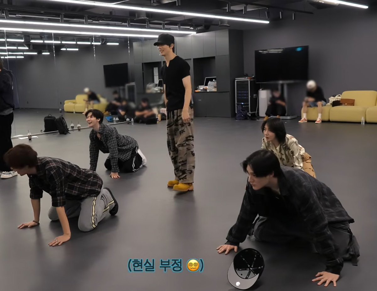 hueofserenity's tweet photo. The difference between Jaemin's posture and the other 😭😭😭😭 https://t.co/QkGzAEEwfe