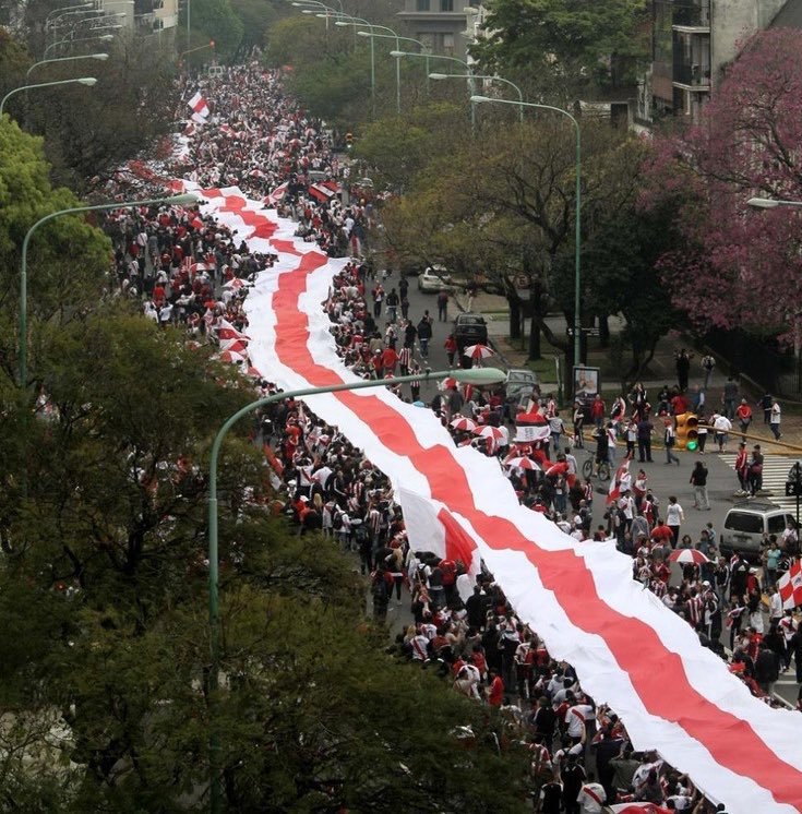 facupietro's tweet photo. En el peor momento de nuestra historia los hinchas de River hicieron la bandera mas larga del mundo rompiendo un record Guinness

Si esto no es amor por los colores, expliquenmelo ustedes https://t.co/M66rmAHZJU