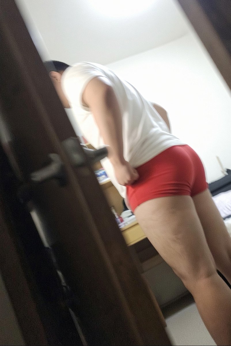 anime_siuru's tweet photo. 기숙사 생활을 하지만 만만한 찐따로 찍힌 박ㅇㅇ
매일 아침 씻을때 누군가 바지를 숨긴다.

결국 집합에 늦을까봐 팬티바람으로
헐레벌떡 가 웃음거리가 된다.

친구들 다 보는 곳 앞에서
기숙사 사감은 꼬추 자랑하고 다니냐며
큰소리로 혼내곤 한다.

#수치 #소추 https://t.co/z6UGNa5UY1