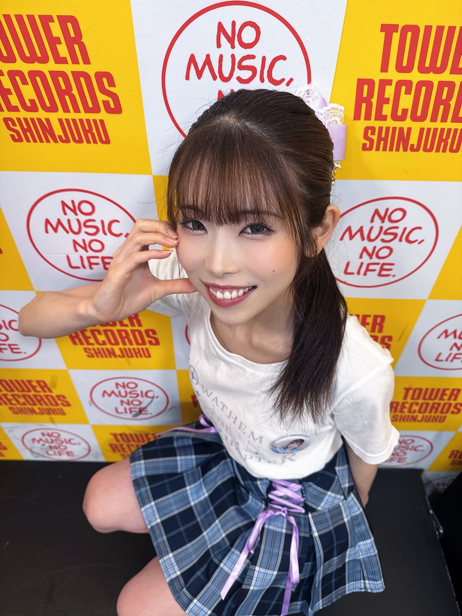 haruka_owathem's tweet photo. 【フリーライブin新宿タワーレコード】
ありがとうございました💐
#終末のアンセム むらさき色のはるかです！

今月ラストライブ！シルバーウィーク明けの月曜日、天気も悪かったし忙しい中だったと思うけど、駆けつけてくれてありがとう😽
体調悪くて来れなかったよの方にも届けえええ！の気持ちでパフォーマンスしたよ
今はゆっくり休んでまた元気になったらいつでも遊びに来てね🧊
みんなが日々を頑張る理由になれてたらいいな

今月もたくさんありがとう、来月も一緒に楽しもうね💐