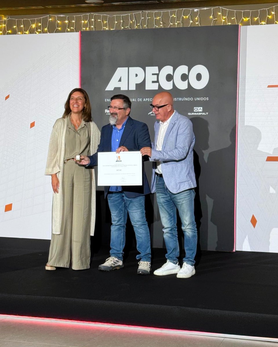 alvac's tweet photo. En ALVAC celebramos 25 años de compromiso en Galicia 🏆 Ignacio Lazcano recogió el reconocimiento en el VI Encuentro Anual de @APECCO_
¡Orgullosos de seguir sumando en la conservación, medio ambiente e infraestructuras de la comunidad! 👏
#NosGustaLoQueHacemos #ALVAC #Galicia https://t.co/nbFgBKbis5