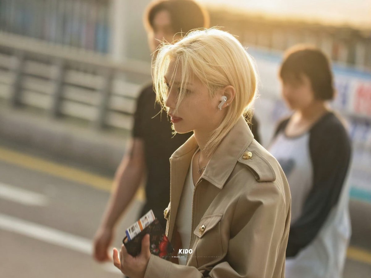 sulunafelix's tweet photo. All cameras turn to Felix at the LV show 🎥
 
His aura defines this season’s fashion 💫
 
FELIX ICÔNE DE LA MODE
#FELIXxLVSS27 #FELIX
@LouisVuitton https://t.co/vY7bt076xB