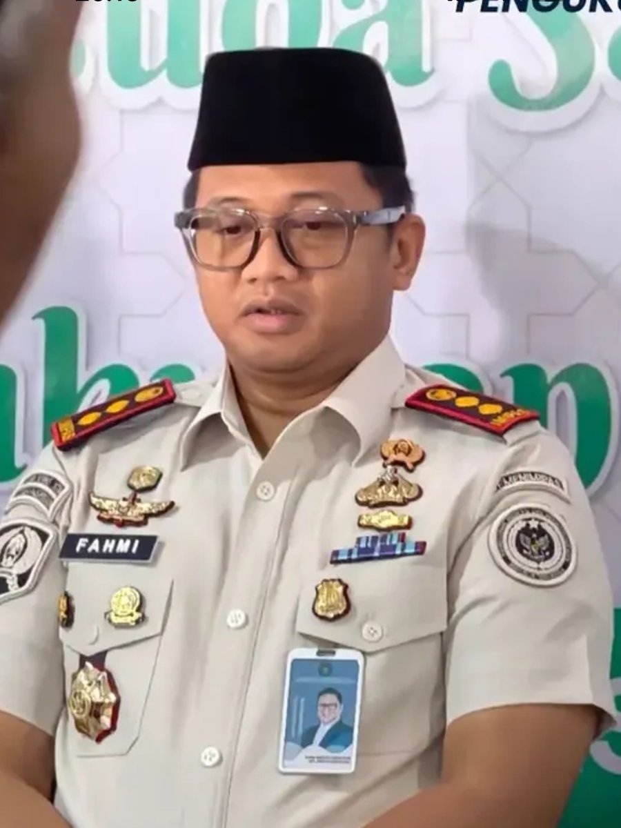 atokdalangs4's tweet photo. Halo Pak Fahmi Razetya Suratman, deg-degan nggak, Pak? 🤭

Walaupun nama Bapak nggak disebut, tapi saya yang mau sebutin hehe.

Enak ya jadi Kalapas di Lapas Pasuruan, Pak? 😌

Kemarin waktu masih di Cibinong, Bapak kan yang ngisi furniture bareng Hermanto, hehe.

Jujur aja nih, Pak. Daripada saya makin gatel dan terus korek-korek 🤭

Harley dari Cibinong udah dipanasin belum, Pak? 🤭
