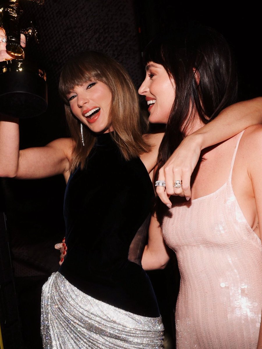 taylorswiftbr's tweet photo. Temos que aceitar!

Ao ser perguntada, Dakota Johnson disse que não acha que nenhuma das fotos do casamento de Taylor Swift e Travis Kelce vá sair algum dia. 🥲 https://t.co/j0jcF6v3wH