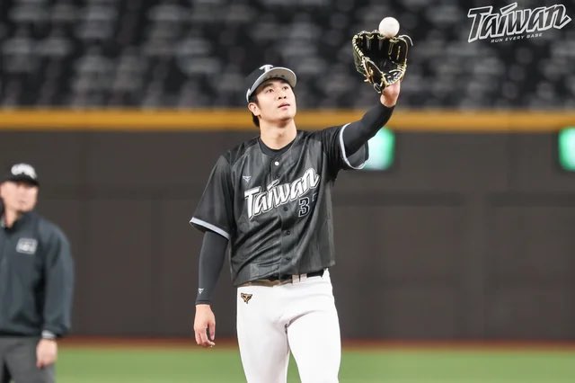 Formosanhistory's tweet photo. アジア大会で胸糞悪い展開になった台湾野球、本試合こそ"Chinese Taipei"でユニに「国名」を書けないハンデがあるが、それ以外は"Taiwan"ユニフォームを着用して試合している。
去年のWBC前の侍ジャパンとの練習試合も、確かTaiwanユニだったはず。 https://t.co/XnAYl8J1Vf
