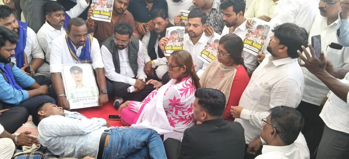 VarshaEGaikwad's tweet photo. साहिल वाकोडेच्या संस्थात्मक हत्येची सखोल आणि निष्पक्ष चौकशी करून दोषींवर कठोर कायदेशीर कारवाई झालीच पाहिजे, या मागणीसाठी साहिलचे आई-वडील आझाद मैदानात उपोषणाला बसले आहेत.

आज आमदार डॉ. ज्योती एकनाथ गायकवाड यांच्यासोबत साहिलच्या आई-वडिलांची भेट घेऊन त्यांच्या व्यथा जाणून घेतल्या आणि त्यांच्या न्यायाच्या लढ्यात ठामपणे सोबत असल्याचा विश्वास दिला. यावेळी दर्शन सोलंकीचे वडीलही उपस्थित होते. तसेच काल अनिकेतच्या वडिलांशीही सविस्तर चर्चा झाली.

या सर्व कुटुंबीयांच्या व्यथा आणि अनुभव ऐकल्यानंतर IIT बॉम्बेमध्ये जातीय भेदभावाचे वातावरण आणि विद्यार्थ्यांचे मानसिक खच्चीकरण याबाबत गंभीर प्रश्न निर्माण होतात. एकाच संस्थेत अशा दुर्दैवी घटना वारंवार का घडतात, हा प्रश्न आता गांभीर्याने विचारण्याची वेळ आली आहे.

SC/ST (Atrocities) कायद्यांतर्गत गुन्हा दाखल झाल्यानंतरही संबंधित आरोपींवर अद्याप अटक किंवा अपेक्षित कायदेशीर कारवाई झालेली नसल्याची कुटुंबीयांची तक्रार आहे. कायद्याची अंमलबजावणी सर्वांसाठी समान असली पाहिजे.

साहिलसह प्रत्येक विद्यार्थ्याला सुरक्षित आणि भेदभावमुक्त वातावरण मिळणे हा त्यांचा अधिकार आहे. दोषी आढळणाऱ्यांवर कायद्यानुसार कठोर कारवाई झालीच पाहिजे.

साहिल वाकोडेला न्याय मिळालाच पाहिजे!
संस्थात्मक भेदभावाविरोधात आवाज उठलाच पाहिजे!