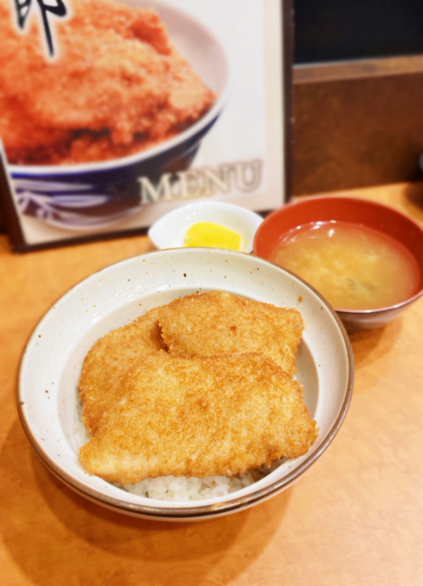 yellowviolet_fa's tweet photo. あと…これはなぁに？ガチでうまいね　一泊二日新潟旅、全力で爆飲爆食を決めていて胃もたれを起こしていたんだけど、最後に駅で食べたどんぶり、美味すぎて一心不乱にかき込んじゃったよ🍚おいしかったぁ… https://t.co/G8CKjbHSsE