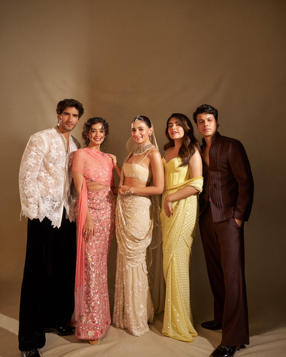 BollyTellyBuzz's tweet photo. #AliaBhatt poses with the cast of #DontBeShy, serving a picture-perfect moment✨📸 https://t.co/DrowdMTQT2