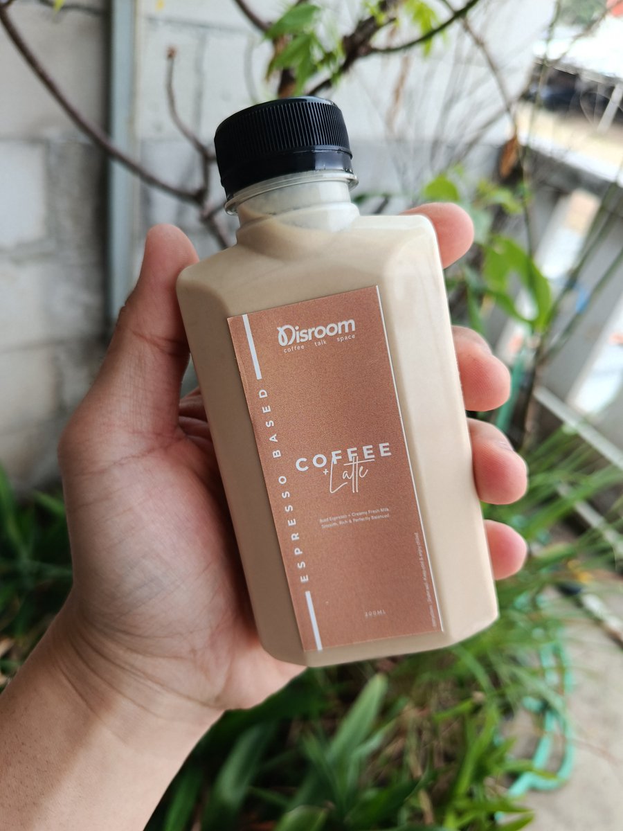 iyagrey's tweet photo. Cuma ada 6 botol aja berbagai variasi!
Siapa yang mau? Gratis tis tis! 🆓

Caranya:

• Langsung samperin kedai Disroom
• Bebas pilih varian favoritmu (selama persediaan masih ada)
• Buktiin kalau kamu udah follow Instagram &amp; TikTok kita 📲 @disroomcoffee https://t.co/LwHrsOG3L2