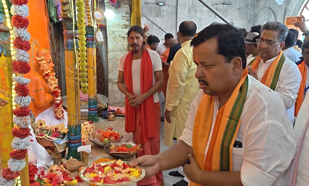 NitinNabin's tweet photo. पश्चिम बंगाल प्रवास के दौरान आज पवित्र गंगासागर में माँ गंगा एवं महर्षि कपिल मुनि के दर्शन कर विधिवत पूजा-अर्चना की तथा राष्ट्र की सुख-समृद्धि और जनकल्याण की कामना की।

माँ गंगा और सागर के पावन संगम की यह भूमि भारतीय आस्था और आध्यात्मिक चेतना का महत्वपूर्ण केंद्र है। गंगासागर की इस पवित्र धरा पर आकर सनातन संस्कृति की उस गहरी परंपरा से जुड़ने का अवसर मिला, जो पीढ़ियों से देशवासियों को आस्था और सेवा का मार्ग दिखाती रही है।

পশ্চিমবঙ্গ সফরকালে আজ পবিত্র গঙ্গাসাগরে মা গঙ্গা ও মহর্ষি কপিল মুনির আশ্রম দর্শন করে বিধিবৎ পুজো অর্চনা করলাম এবং দেশের সুখ-সমৃদ্ধি ও জনকল্যাণের জন্য প্রার্থনা করলাম।

মা গঙ্গা ও সাগরের পবিত্র সঙ্গমস্থল এই ভূমি ভারতীয় আস্থা ও আধ্যাত্মিক চেতনার এক গুরুত্বপূর্ণ কেন্দ্র। গঙ্গাসাগরের এই পবিত্র ভূমিতে এসে সনাতন সংস্কৃতির সেই গভীর ঐতিহ্যের সঙ্গে যুক্ত হওয়ার সুযোগ পেলাম, যে ঐতিহ্য প্রজন্মের পর প্রজন্ম ধরে দেশবাসীকে আস্থা ও সেবার পথ দেখিয়ে আসছে।

@BJP4Bengal