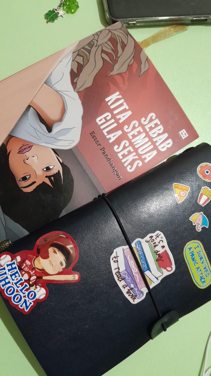 soshisnuget's tweet photo. Kak Alda, terima kasih ya sudah rekomendasi buku ini. Aku suka bgt. I love this book. I will hold it dearly. Saking sukanya sampe aku foto tiga kali di tempat yg berbeda LOL.

Cewe &amp; cowo 21+ wajib bgt baca buku ini. Jangan ngandelin bokep aja, liat jg dari sisi sains dan sosial. https://t.co/RrPNM2O6rO