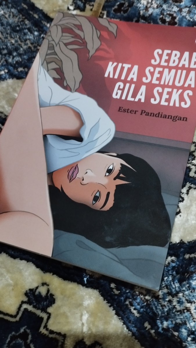 soshisnuget's tweet photo. Kak Alda, terima kasih ya sudah rekomendasi buku ini. Aku suka bgt. I love this book. I will hold it dearly. Saking sukanya sampe aku foto tiga kali di tempat yg berbeda LOL.

Cewe &amp; cowo 21+ wajib bgt baca buku ini. Jangan ngandelin bokep aja, liat jg dari sisi sains dan sosial. https://t.co/RrPNM2O6rO