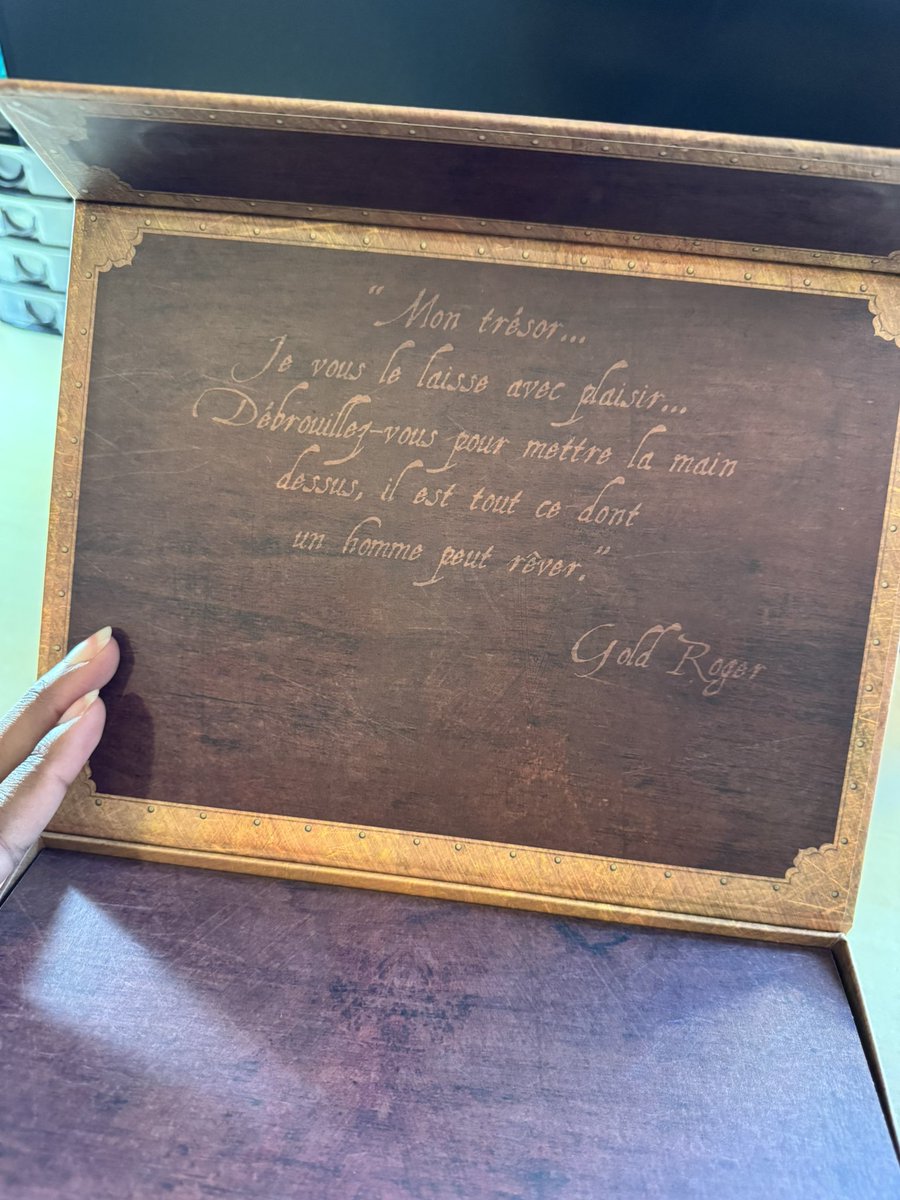 IIuffy's tweet photo. 🧵 Unboxing que personne n’a demandé 

En voyant la jaquette j’allais dire "nooon dégoûtée ils font plus les couvertures métallisées" sauf que….💥 https://t.co/UDGUXnWlW8