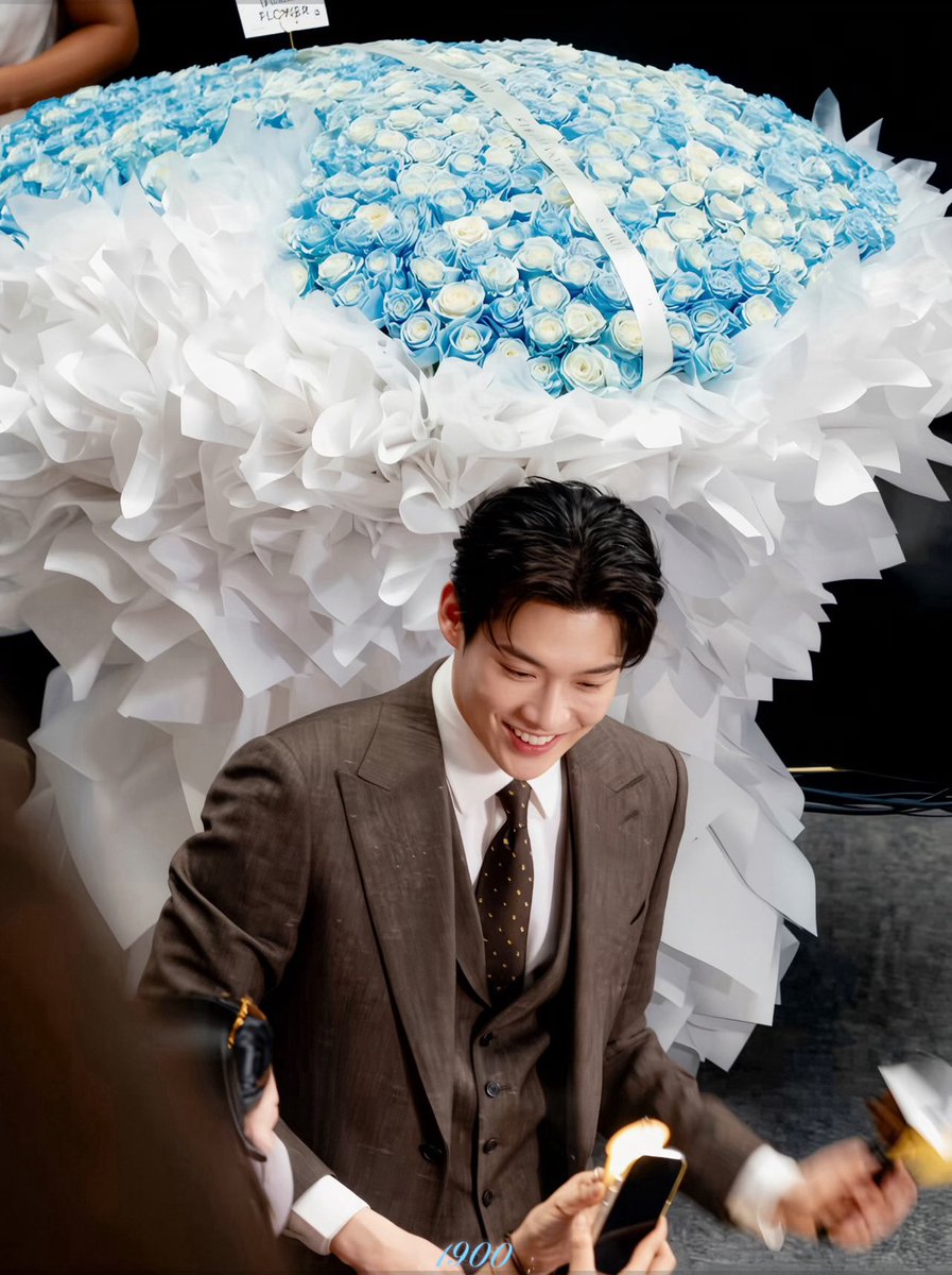 kimyoonsik_vn's tweet photo. Why do I like Kim Yoon Sik so much?
I guess it’s because I saw someone who is always burning with a dream, something I’ve always wanted to have

WE STAND WITH KIM YOON SIK  

#KIMYOONSIK #KIMYOONSIKSHINES https://t.co/gtF1Kr0X31