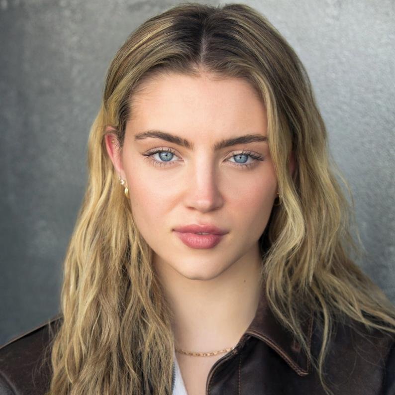 sboficial's tweet photo. Daisy Jelley é confirmada como Anastasia Allen na adaptação de Quebrando O Gelo, da Netflix.