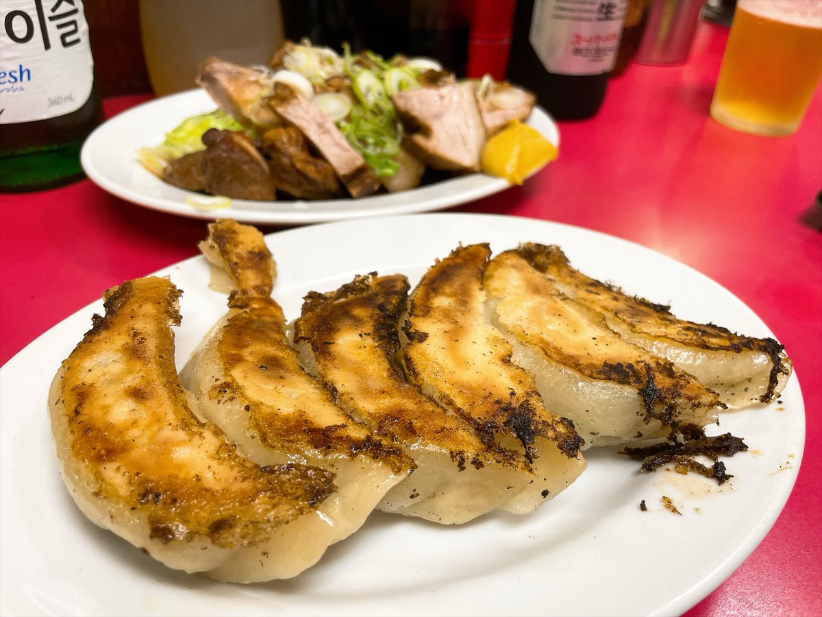 withremrem's tweet photo. 昨日の夕方からの景色
異常に小さいテーブルの洋食屋と大将の爆笑な愚痴がBGMな町中華
ここの炒飯はレンゲが止まらん
ストレス満載に付き合ってくれてありがと
結果、体重100g減ってた(笑)
#糖質制限 #ダイエット #肉食 #断酒 #16時間断食 https://t.co/84A7qvtsRp
