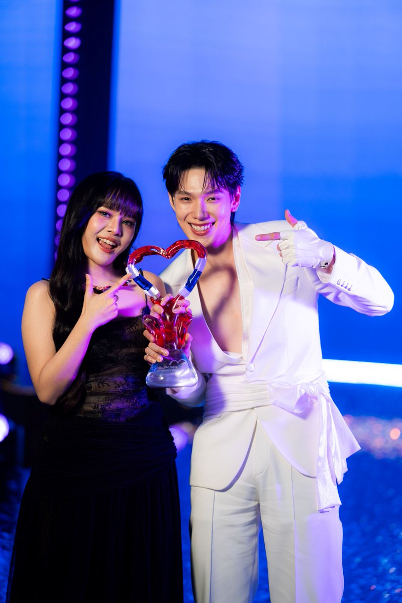 fourteenchannel's tweet photo. “มาง – ต้าห์อู๋” คว้าสิทธิ์ตัวแทนประเทศไทยไป Eurovision Song Contest Asia 2026 ด้วยเพลง “กลิ่นราตรี (Aroma)” เตรียมขึ้นเวทีรอบชิงชนะเลิศที่กรุงเทพฯ 14 พฤศจิกายนนี้ พร้อมเปิดจำหน่ายบัตรเข้าชมภายในสัปดาห์นี้

#DAOU #ต้าห์อู๋ #มางปิยธิดา

กรุงเทพฯ 28 กันยายน 2569 – “มาง (ปิยธิดา เล็กกลาง) และต้าห์อู๋ (พิทยา แซ่ฉั่ว)” คว้าชัยชนะจากรายการ Thailand’s Chosen One ด้วยเพลง “กลิ่นราตรี (Aroma)” ในรอบคัดเลือกที่จัดขึ้นเมื่อวันอาทิตย์ที่ 27 กันยายน ณ Centerpoint Entertainment กรุงเทพฯ และได้รับเลือกเป็นตัวแทนประเทศไทยไปแข่งขัน Eurovision Song Contest Asia ครั้งแรก โดยทั้งคู่เตรียมนำเพลงนี้ขึ้นแสดงในรอบชิงชนะเลิศที่ One Bangkok Forum วันเสาร์ที่ 14 พฤศจิกายนนี้

ชัยชนะครั้งนี้เป็นอีกก้าวสำคัญของมางและต้าห์อู๋ ที่ทั้งคู่ต่างเริ่มต้นเส้นทางในวงการบันเทิงไทยและเดินตามความฝันของตัวเอง ก่อนจะได้มาร่วมงานกันในเพลง “กลิ่นราตรี” และก้าวขึ้นสู่เวทีที่มีผู้ชมจากทั่วเอเชียและภูมิภาคอื่น ๆ ได้ติดตาม

มาง ศิลปินเดี่ยวหญิงคนแรกของ LIT Entertainment มีจุดเด่นที่พลังเสียงและการนำกลิ่นอายดนตรีไทยมาผสมกับ T-pop ขณะที่ต้าห์อู๋ ซึ่งเคยคว้าอันดับหนึ่งจากรายการ LAZ iCON มีผลงานทั้งเพลง การแสดง และงานพิธีกร เมื่อทั้งคู่มาร่วมร้องเพลง “กลิ่นราตรี” จึงเป็นโอกาสให้ผู้ชมได้เห็นอีกด้านของแต่ละคน ก่อนจะนำเพลงนี้ไปประชันกับศิลปินจากอีก 10 ประเทศบนเวที Eurovision Song Contest Asia 

ต้าห์อู๋ เผยความรู้สึกหลังได้รับเลือกเป็นตัวแทนประเทศไทยว่า “การได้เป็นตัวแทนประเทศไทยในครั้งนี้เป็นโอกาสครั้งใหญ่และรู้สึกเป็นเกียรติมาก วัฒนธรรมไทยมีหลายมุมที่เราอยากให้คนทั่วโลกได้เห็น เมื่อได้รับเลือกแล้ว พวกเราจะทำเต็มที่เพื่อนำเสนอความเป็นไทยบนเวทีนี้ และยิ่งไทยได้เป็นเจ้าภาพ พวกเราก็อยากมีอะไรมาเซอร์ไพรส์ทุกคนอย่างเต็มที่” 

ด้านมาง เล่าถึงเพลง “กลิ่นราตรี” ว่า “พวกเราใส่ความเป็นไทยลงไปในเพลงนี้เยอะมาก หวังว่าคนฟังจากประเทศอื่น ๆ จะได้รู้จักประเทศไทยผ่านบทเพลงของพวกเรา สำหรับมาง นี่เป็นช่วงเวลาที่มางจะจดจำไปตลอด นับว่าเป็นหนึ่งในโอกาสที่ยิ่งใหญ่ที่สุดในชีวิต พวกเราตื่นเต้นมาก และจะทำให้ดีที่สุด”

อัสซาฟ เบลเชอร์ ผู้อำนวยการสร้าง Eurovision Song Contest Asia กล่าวถึงตัวแทนประเทศไทยว่า “จากรอบคัดเลือกของไทยทำให้ผู้ชมได้เห็นแล้วว่า มางและต้าห์อู๋มีการแสดงที่น่าติดตามสำหรับรอบชิงชนะเลิศ ซึ่งทั้งคู่จะได้ร่วมเวทีกับศิลปินจากทั่วเอเชีย 10 ประเทศ ที่จะนำบทเพลง ความคิดสร้างสรรค์ และวัฒนธรรมของตัวเองมาให้ผู้ชมได้สัมผัส ซึ่งพวกเราต่างตั้งตารอต้อนรับตัวแทนประเทศไทยที่ One Bangkok Forum ในเดือนพฤศจิกายนนี้ ไปพร้อม ๆ กัน” 

สำหรับแฟนเพลงที่ต้องการชมการแข่งขันสด Eurovision Song Contest Asia จะจัดขึ้นที่ One Bangkok Forum ในวันเสาร์ที่ 14 พฤศจิกายน โดยบัตรเข้าชมจะเปิดจำหน่ายทั่วไปในวันศุกร์ที่ 2 ตุลาคม เวลา 09.00 น. ตามเวลาประเทศไทย สมาชิก Eurofan จะได้สิทธิ์ซื้อบัตรล่วงหน้าตั้งแต่วันพฤหัสบดีที่ 1 ตุลาคม เวลา 14.00 น. ผู้สนใจสามารถสมัครสมาชิกได้ทางเว็บไซต์ Eurovision Song Contest

ผู้ชมสามารถเลือกซื้อบัตรได้ทั้งรอบชิงชนะเลิศซึ่งมีการถ่ายทอดสด และรอบซ้อมการแสดง Preview Show โดยบัตรรอบชิงชนะเลิศราคาเริ่มต้นประมาณ 1,670 บาท ส่วนบัตรรอบซ้อมการแสดง Preview Show ราคาเริ่มต้นประมาณ 1,170 บาท โดยสามารถชำระเงินผ่านบัตรเครดิต Google Pay, Apple Pay หรือช่องทางชำระเงินในประเทศที่รองรับ และรับบัตรผ่าน Thailand Megatix

หลังการประกาศผลของไทย มางและต้าห์อู๋จะร่วมแข่งขันกับตัวแทนที่ได้รับการคัดเลือกจากภูฏาน ฟิลิปปินส์ เกาหลีใต้ ลาว และมาเลเซีย ส่วนประเทศที่เหลือจะทยอยจัดรายการคัดเลือกในช่วงก่อนถึงรอบชิงชนะเลิศ แฟนเพลงจึงยังมีโอกาสติดตามว่าศิลปินคนใดและบทเพลงใดจะได้มาร่วมแข่งขันในรอบชิงชนะเลิศที่กรุงเทพฯ

ผู้ชมสามารถรับชมรายการคัดเลือกจากประเทศอื่น ๆ แบบสด ๆ ทางช่อง YouTube ของ Eurovision Song Contest ที่ https://t.co/9V7GQEdBTZ และร่วมลงคะแนนผ่านเว็บไซต์ Eurovision Asia ที่ https://t.co/iw8b2RNroW โดยมีตารางรายการดังนี้ 

วันพุธที่ 30 กันยายน: Voice of Bangladesh

วันเสาร์ที่ 3 ตุลาคม: The Sound of Vietnam

วันพุธที่ 7 ตุลาคม: Nepal Decides

วันเสาร์ที่ 10 ตุลาคม: Mongolia’s Chosen One

วันเสาร์ที่ 17 ตุลาคม: Cambodia’s Finest Voice

ดูข้อมูลเพิ่มเติมเกี่ยวกับการแข่งขันและรายการคัดเลือกตัวแทนของแต่ละประเทศได้ที่เว็บไซต์ Eurovision Song Contest Asia website