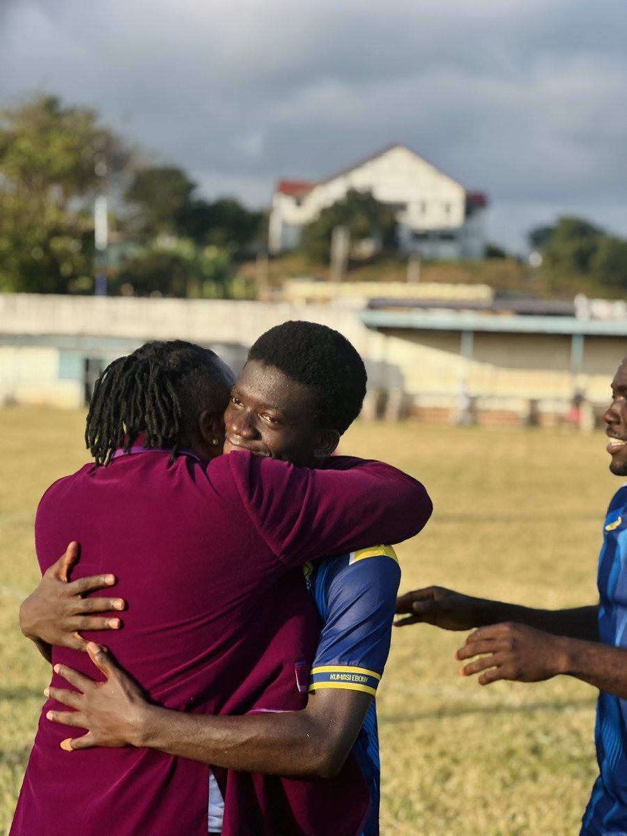 EbonyFootball's tweet photo. Immense performance yesterday, earning the appreciation of his coach and teammates. 

Well played Richmond Agyei 👏

🟡🔵#EFC #HomeOfBeautifulGame #UmbDivisionOneLeague #DwarfsEbony https://t.co/UIsmv3yW4g