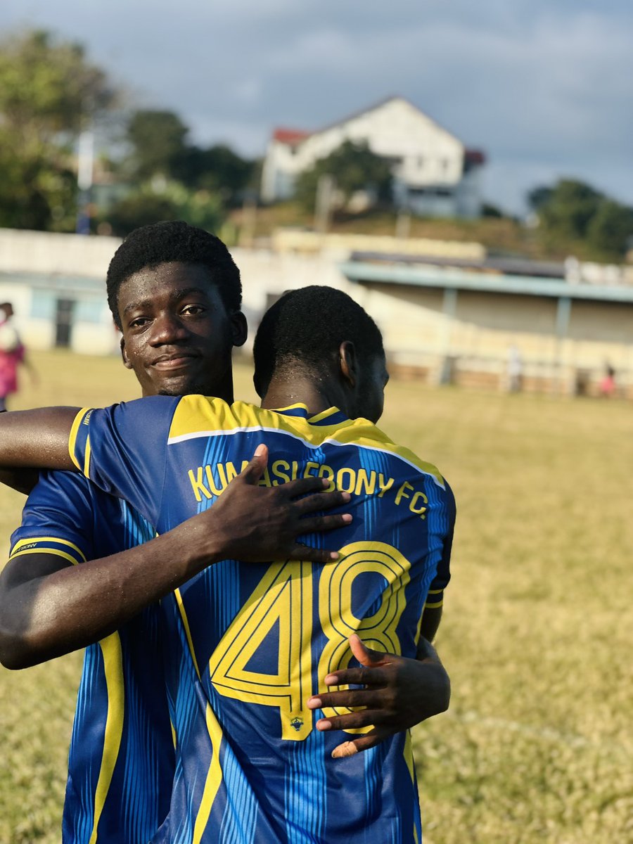 EbonyFootball's tweet photo. Immense performance yesterday, earning the appreciation of his coach and teammates. 

Well played Richmond Agyei 👏

🟡🔵#EFC #HomeOfBeautifulGame #UmbDivisionOneLeague #DwarfsEbony https://t.co/UIsmv3yW4g