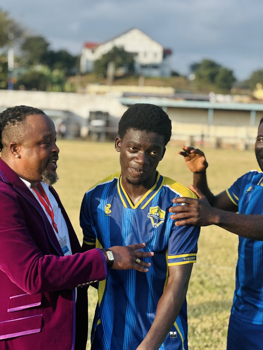 EbonyFootball's tweet photo. Immense performance yesterday, earning the appreciation of his coach and teammates. 

Well played Richmond Agyei 👏

🟡🔵#EFC #HomeOfBeautifulGame #UmbDivisionOneLeague #DwarfsEbony https://t.co/UIsmv3yW4g