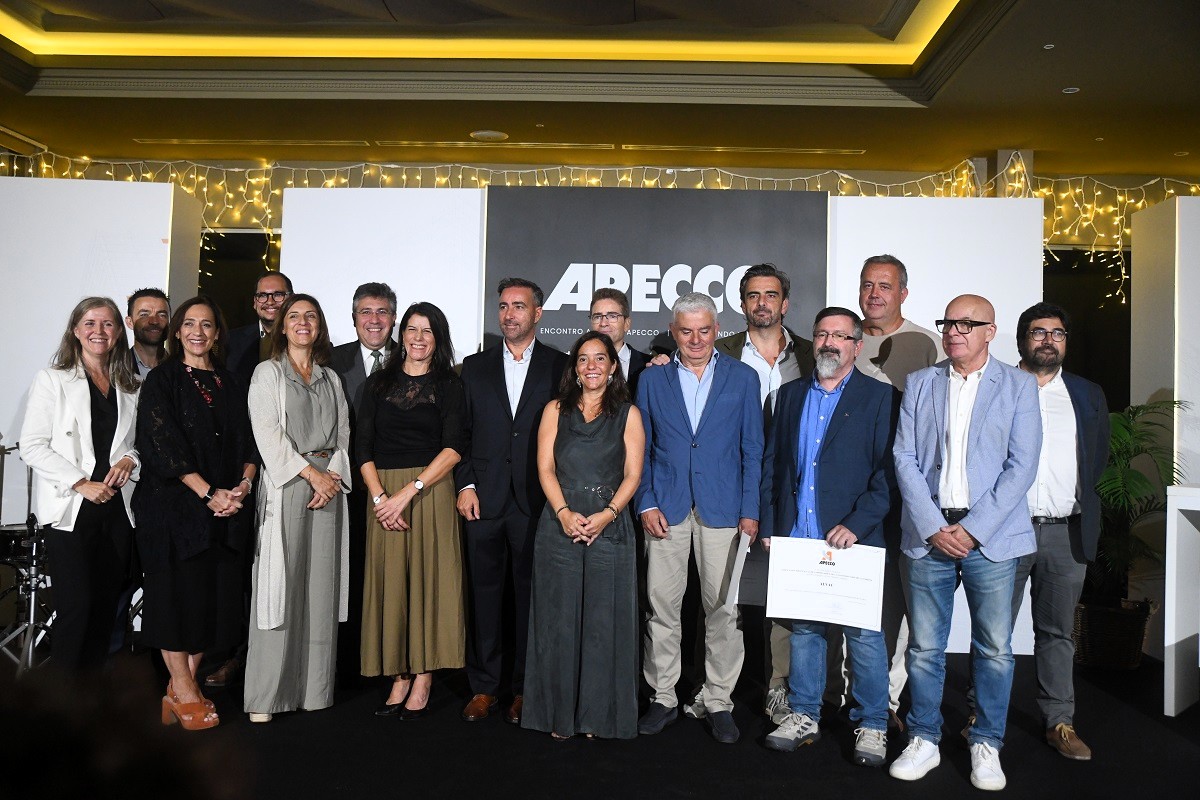 alvac's tweet photo. En ALVAC celebramos 25 años de compromiso en Galicia 🏆 Ignacio Lazcano recogió el reconocimiento en el VI Encuentro Anual de @APECCO_
¡Orgullosos de seguir sumando en la conservación, medio ambiente e infraestructuras de la comunidad! 👏
#NosGustaLoQueHacemos #ALVAC #Galicia https://t.co/nbFgBKbis5
