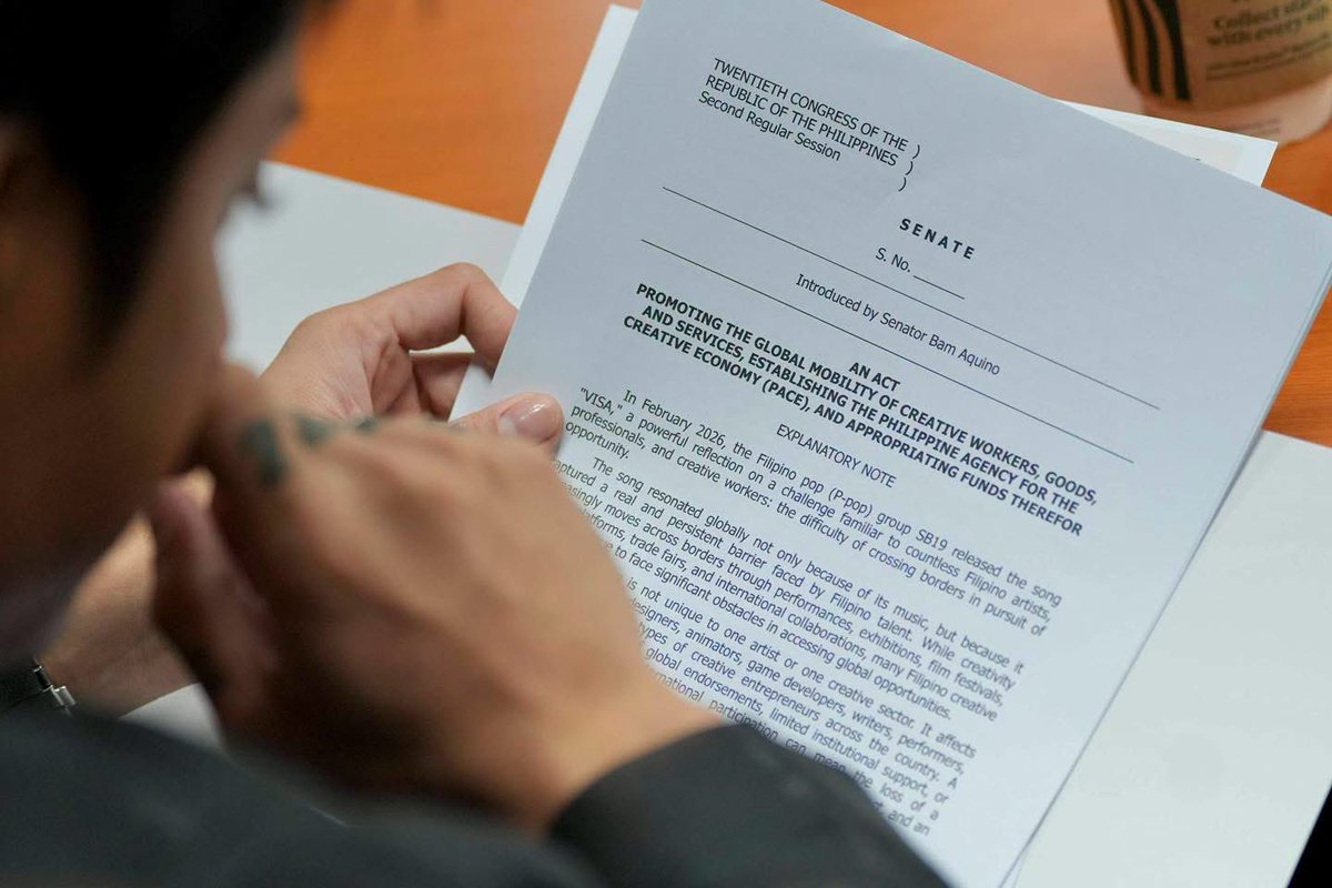 krstnrrae's tweet photo. Visa went hard on this one ✈️

Minsan, hindi masamang bumoses.
May boses sa pagkanta.

May epek. May dating.

FB: Bam Aquino

SB19 CoCREATED SENATE BILL
@SB19Official #SB19
#SBill19FilipinoCreatives https://t.co/e1KTqwRu1P