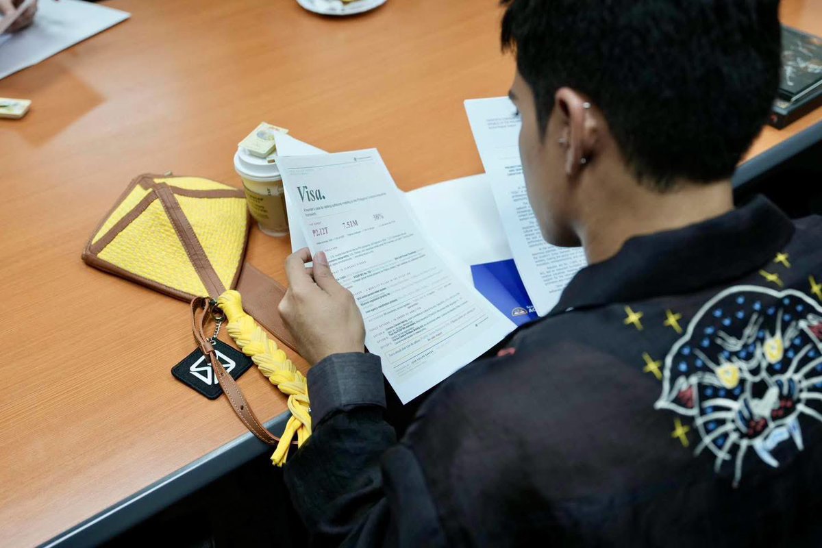 krstnrrae's tweet photo. Visa went hard on this one ✈️

Minsan, hindi masamang bumoses.
May boses sa pagkanta.

May epek. May dating.

FB: Bam Aquino

SB19 CoCREATED SENATE BILL
@SB19Official #SB19
#SBill19FilipinoCreatives https://t.co/e1KTqwRu1P