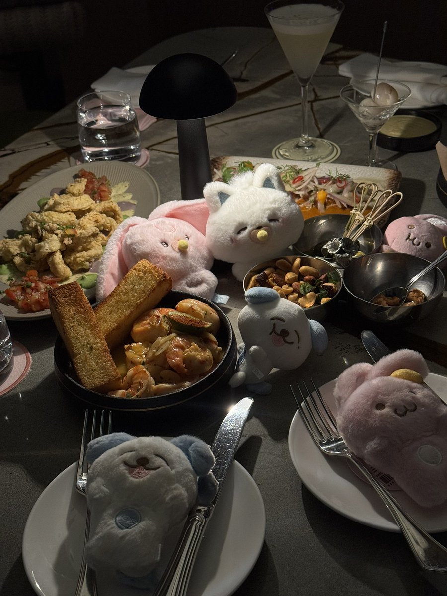 mcdtournesol's tweet photo. 1970 Bar 🐶🥃🐰

สั่งเมนูตามเจโน่ &amp; แจมิน
calamares fritos (450 thb)
shrimp al pilpil (580 thb)
tuna tataki (480 thb) 

whisky glenfarclas 30 year (5,480 thb /4 cl)

ร้านบรรยากาศดี อาหารโอเค ชมวิวเมืองตอนกลางคืน ป๋มชอบนะ (ควรจองก่อนไปนะคะ) 🥺👍🏻♡ https://t.co/s4qu8i1hE4