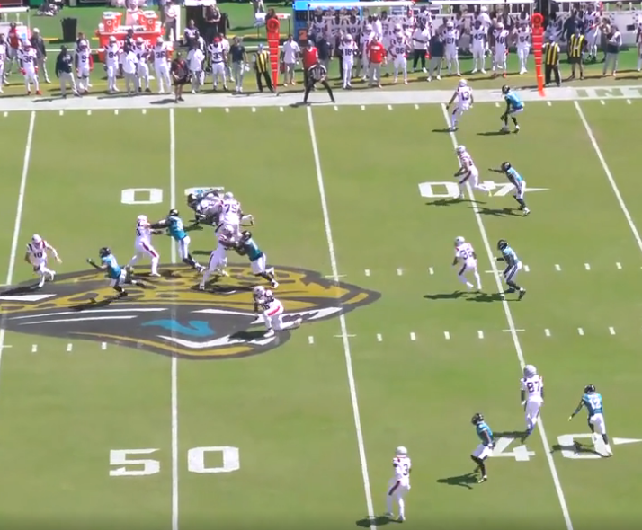 jcameletti's tweet photo. Where is Drake supposed to go and why is everyone running a 5 yard route on 2nd and 9 https://t.co/rG0NaEupeL