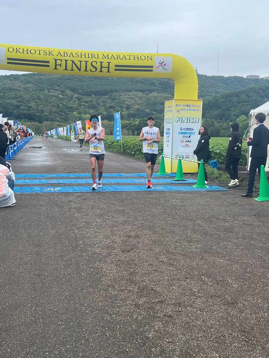 masayuki_run's tweet photo. 2年ぶりの網走マラソンに参加してきました！
30キロまでは順調に進んでいたが、そこで足は売り切れ、ゴール3キロ手前で、��イジーさんとたむちゃんに回収され、ゴールまで運んでもらいました！
いつだかの洞爺湖マラソンを思い出したわ笑
次は2週間後の新潟マラソン🏃‍➡️迷走中なのでどう走ろう😅 https://t.co/q2eWHUs2aZ