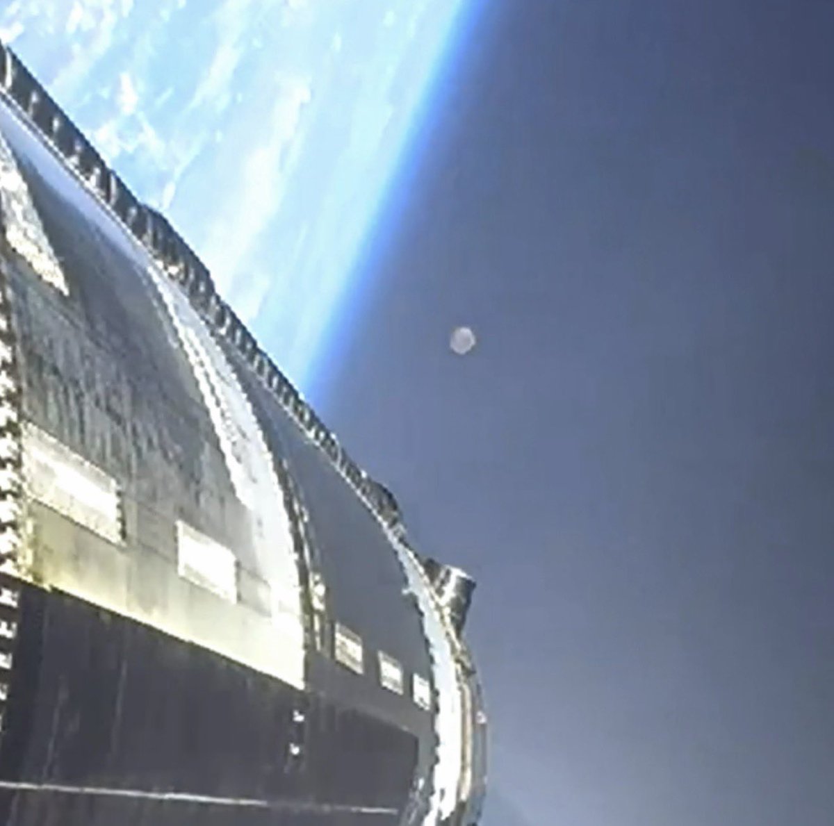 OzYank77's tweet photo. Can someone explain the circular object in the background during a portion of today’s @SpaceX Starship launch?  Thoughts, @elonmusk?
#starship #spacex https://t.co/NAjhvkkFT7