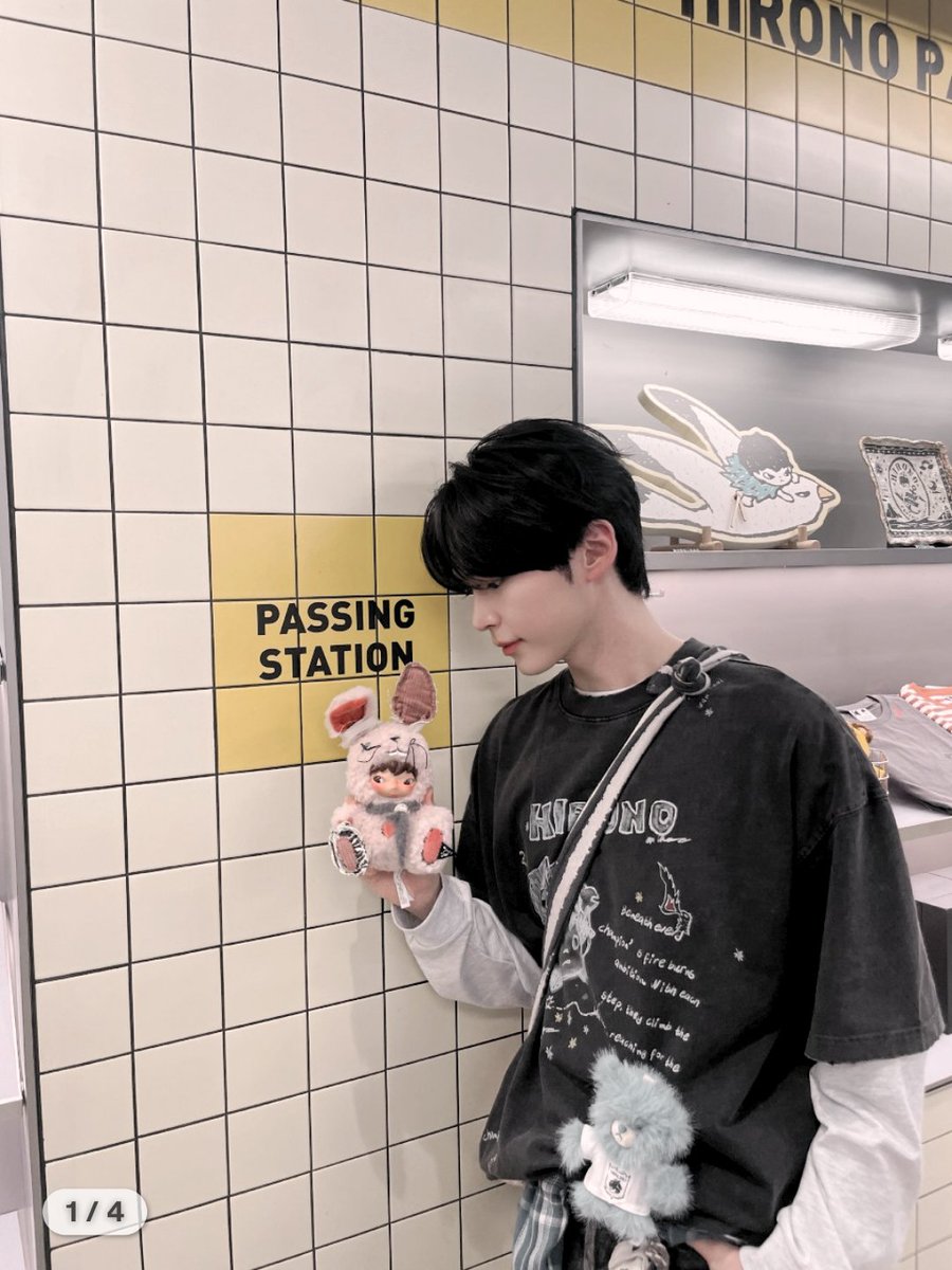 hanntbin's tweet photo. Picking  up  my  phase  for  a  little  stop  by  the  station.  I  know  Hirono’s  waiting  there. 🖤 https://t.co/VriI5O4JwS