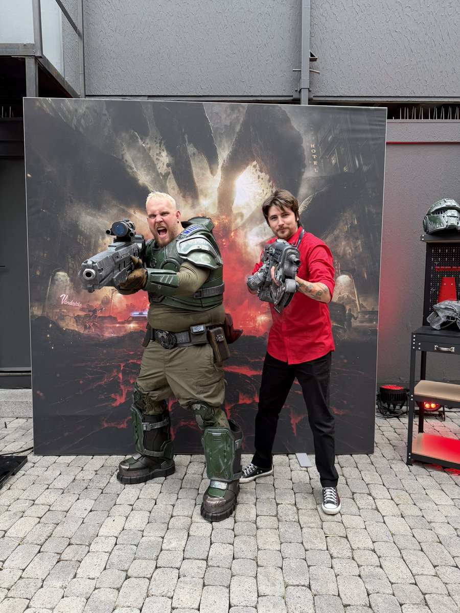 DanJDurkin's tweet photo. Had the BEST time at the @GearsofWar event in London yesterday. Being the resident Gear Head @WCultureGaming certainly has its perks! Was so great chatting to a bunch of awesome people from the community and the dev team. 

Huge thanks to @xboxuk for the opportunity. 💚⚙️❤️ https://t.co/uawVY1Segr