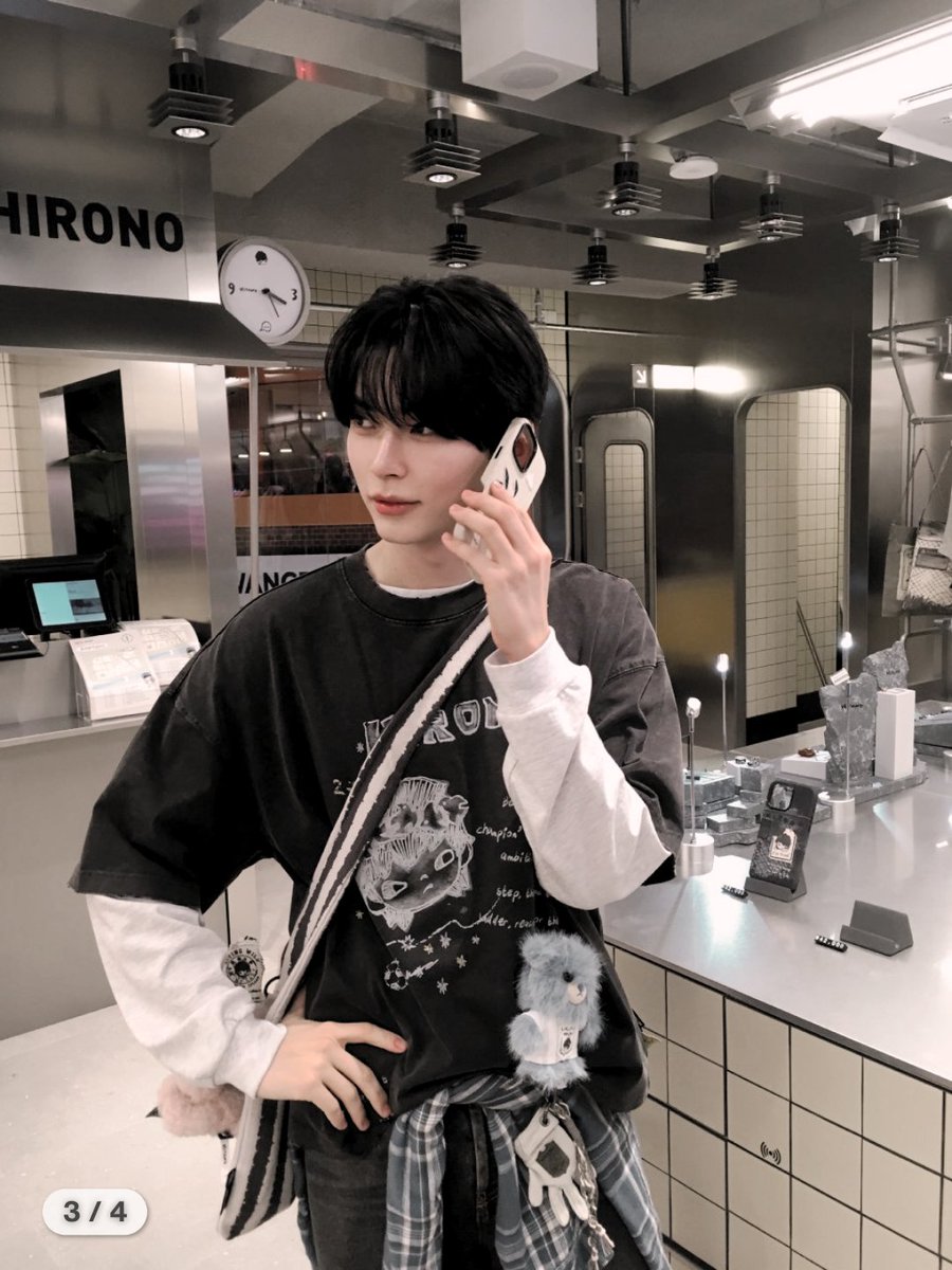 hanntbin's tweet photo. Picking  up  my  phase  for  a  little  stop  by  the  station.  I  know  Hirono’s  waiting  there. 🖤 https://t.co/VriI5O4JwS
