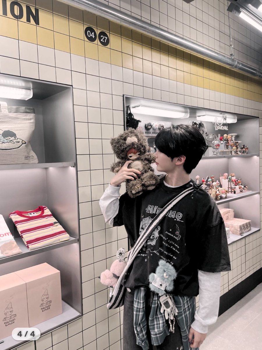 hanntbin's tweet photo. Picking  up  my  phase  for  a  little  stop  by  the  station.  I  know  Hirono’s  waiting  there. 🖤 https://t.co/VriI5O4JwS