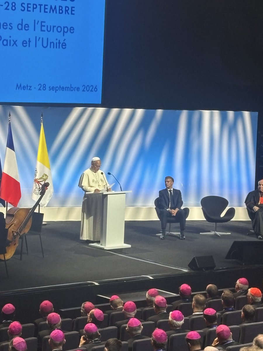 CharlesAslangul's tweet photo. 🇻🇦Ce matin dans son discours sur les racines de l’Europe auquel j’ai eu l’honneur d’assister (malgré le retard de Macron 🤦‍♂️), deux messages exprimés par le Pape sont passés inaperçus à en croire les comptes-rendus médiatiques que je lis : 

🇪🇺Le Pape Léon XIV a rappelé que s’il y a eu Schuman comme père fondateur de l’UE, un autre père fondateur de l’Europe, plus ancien encore, doit être convoqué : Saint-Benoit. Ainsi, le Pape a explicitement dit ensuite que l’UE n’existe pas sans son espace civilisationnel chrétien qui la précède et la justifie donc. À bons entendeurs…Merci, Très Saint-Père. 

🇫🇷Le Pape Léon XIV a aussi réaffirmé le droit à vivre sur son sol (donc à ne pas migrer) contre le tenants du sans-frontiérisme, et aussi, face au devoir d’accueil, le devoir de respecter « l’esprit de la maison » lorsqu’on débarque dans un pays et une civilisation, la France et l’Europe aux racines chrétiennes en l’occurrence comme il l’a rappelé plus tôt. « À Rome fais comme les romains » en somme. Condition impérieuse pour permettre aux pays hôtes d’accueillir avec charité et dignité le concerné. À bons entendeurs…Merci, Très Saint-Père.

Décidément, ce voyage apostolique extraordinaire fera date et est peut-être déjà historique et le point de départ d’un renouveau français et européen ? L’avenir, proche, nous le dira. 

En espérant que tout cela porte de bons fruits pour que (sur)vive les peuples européens et le peuple de France, que (sur)vive l’Europe et la France. 

Merci, Très Saint-Père.