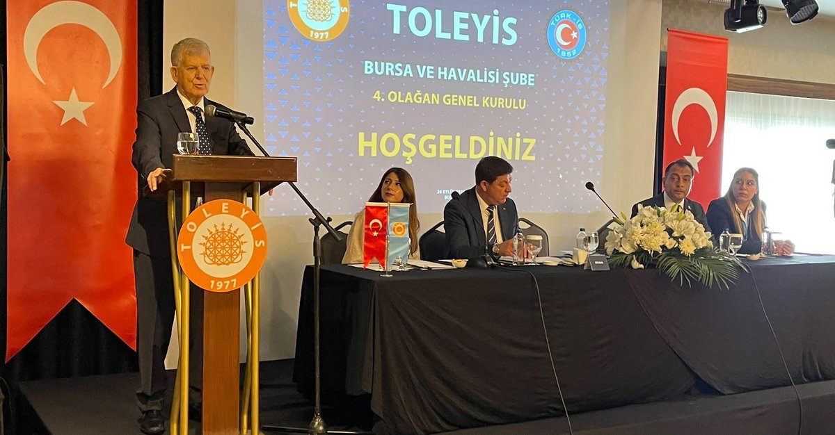 Toleyis1977's tweet photo. BURSA VE HAVALİSİ ŞUBE 4. OLAĞAN GENEL KURULUMUZ GERÇEKLEŞTİ

Bursa ve Havalisi Şube 4. Olağan Genel Kurulu 26 Eylül 2026 Tarihinde Saat 10:00’da Toplandı.

Bursa ve Havalisi Şubemizin 4. Olağan Genel Kurulu’na başlamadan önce, TOLEYİS Sendikasının onurlu tarihini içeren tanıtım filmimiz yayınlandı.

Kongre Osman ALTUN’un yaptığı aç��lış konuşmasıyla başladı. Osman ALTUN Genel Kurul’un hayırlı olması temennisinde bulunarak tüm misafirlere katılımlarından dolayı teşekkürlerini sundu.

Ardından Başkanlık Divanının oluşturulmasına ilişkin teklifi kongreye sundu. Divanın teşkiline ilişkin teklif oy birliğiyle kabul edildi. Divan Başkanlığına Genel Başkanımız Sayın Cemail BAKINDI, Divan Başkan Yardımcılıklarına Sn. Nuri Osman Sarı ve Sn. Özgür Boyraz, Katipliklere İrem Buse Öztürk ve Sema Nur Doksal seçildiler.

Daha sonra, Ulu Önderimiz Gazi Mustafa Kemal ATATÜRK ve tüm şehitlerimiz için saygı duruşu yapıldı ve İstiklal Marşı okundu. Ardından konuşmalarını yapmak üzere Genel Başkanımız Sn. Cemail BAKINDI kürsüye davet edildi. Sn. Bakındı; Katılımcıları selamlayarak duyduğu memnuniyeti dile getirdi. “Sendikamızın temellerinin atıldığı o ilk günden bugüne, omuz omuza vererek büyüttüğümüz bu onurlu mücadelede artık dile kolay, 50. yılımıza; koca bir yarım asra yaklaşıyoruz. Dün atılan o mütevazı adımların, bugün bizi sektörümüzde tek yetkili ve dünya çapında zirvedeki en büyük güç konumuna taşıması asla tesadüf değildir; bu, alın terinin ve sarsılmaz bir dayanışmanın eseridir. Yarım asırlık bu ulu çınar, köklerini geçmişteki zorlu sınavlardan ve direnişlerden alırken, dallarını da umut dolu yarınlara uzatmaktadır. Bugün içinden geçtiğimiz çetin ekonomik koşullarda üyelerimizin haklarını bir adım dahi geriletmemek nasıl asli görevimizse, bu emaneti gelecekte çok daha güçlü, çok daha belirleyici bir konuma taşımak da boynumuzun borcudur. Unutulmamalıdır ki; bizim hikâyemiz pes etmeyenlerin, el ele vererek tarih yazanların hikâyesidir. Bu sarsılmaz inançla, emeğin en yüce değer olduğu, her bir emekçinin hakkını eksiksiz aldığı aydınlık yarınları hep birlikte inşa edeceğimize olan inancımı yineliyor, hepinizi bu yarım asırlık gururun coşkusuyla, sevgi ve saygıyla selamlıyorum.” Diyerek sözlerini noktaladı.

Daha sonra, değerli misafirlerimiz takdim edildi. Ardından kongreye katılamayıp başarı dileklerinde bulunanların telgrafları okundu.

Divan Başkanı Sn. Cemail BAKINDI, Sendika Yönetim, Denetim, Disiplin Kurul’larına adayların tespiti için süre verdi.
Divan Başkanı Sn. Cemail BAKINDI, daha önce delegelere gönderilmiş olan Faaliyet ve Denetim Kurulu Raporları, Genel Kurulun oylarına sunuldu. Söz alan olmadı, oylama yapıldı ve oybirliğiyle kabul edildi.

Adaylık müracaatları geldikten sonra, Genel Kurul delegelerine müracaat eden adaylıklar okundu ve oy pusulası basılması için matbaaya gönderildi.
Kurulların ibrasına geçildi. Kurullar, oy birliğiyle ibra edildi.
Basılan oy pusulaları Seçim Kuruluna teslim edilerek Genel Kurulun seçimler kısmına geçildi.

Bursa ve Havalisi Şubemizin 26.09.2026 tarihinde yapılan 4. Olağan Genel Kurul’unda, Şube Başkanlığına Osman ALTUN seçildi. 

YÖNETİM KURULU ASİL ÜYELERİ
ŞUBE BAŞKANI : OSMAN ALTUN
ŞUBE SEKRETERİ : ALİ ULUDAĞ
ŞUBE MALİ SEKRETERİ : DOĞAN SEYTİN
ŞUBE TEŞKİLAT SEKRETER : ABDURRAHMAN YİĞİTOĞLU
ŞUBE EĞİTİM SEKRETERİ : MEVLÜT ERGİN
Yönetim Kurulu Üyelerini tebrik eder, sendikamıza işçi sınıfına hayırlı olmasını temenni eder, çalışmalarında başarılar dileriz.

TOLEYİS BASIN