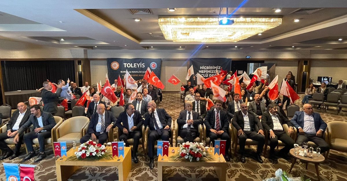 Toleyis1977's tweet photo. BURSA VE HAVALİSİ ŞUBE 4. OLAĞAN GENEL KURULUMUZ GERÇEKLEŞTİ

Bursa ve Havalisi Şube 4. Olağan Genel Kurulu 26 Eylül 2026 Tarihinde Saat 10:00’da Toplandı.

Bursa ve Havalisi Şubemizin 4. Olağan Genel Kurulu’na başlamadan önce, TOLEYİS Sendikasının onurlu tarihini içeren tanıtım filmimiz yayınlandı.

Kongre Osman ALTUN’un yaptığı aç��lış konuşmasıyla başladı. Osman ALTUN Genel Kurul’un hayırlı olması temennisinde bulunarak tüm misafirlere katılımlarından dolayı teşekkürlerini sundu.

Ardından Başkanlık Divanının oluşturulmasına ilişkin teklifi kongreye sundu. Divanın teşkiline ilişkin teklif oy birliğiyle kabul edildi. Divan Başkanlığına Genel Başkanımız Sayın Cemail BAKINDI, Divan Başkan Yardımcılıklarına Sn. Nuri Osman Sarı ve Sn. Özgür Boyraz, Katipliklere İrem Buse Öztürk ve Sema Nur Doksal seçildiler.

Daha sonra, Ulu Önderimiz Gazi Mustafa Kemal ATATÜRK ve tüm şehitlerimiz için saygı duruşu yapıldı ve İstiklal Marşı okundu. Ardından konuşmalarını yapmak üzere Genel Başkanımız Sn. Cemail BAKINDI kürsüye davet edildi. Sn. Bakındı; Katılımcıları selamlayarak duyduğu memnuniyeti dile getirdi. “Sendikamızın temellerinin atıldığı o ilk günden bugüne, omuz omuza vererek büyüttüğümüz bu onurlu mücadelede artık dile kolay, 50. yılımıza; koca bir yarım asra yaklaşıyoruz. Dün atılan o mütevazı adımların, bugün bizi sektörümüzde tek yetkili ve dünya çapında zirvedeki en büyük güç konumuna taşıması asla tesadüf değildir; bu, alın terinin ve sarsılmaz bir dayanışmanın eseridir. Yarım asırlık bu ulu çınar, köklerini geçmişteki zorlu sınavlardan ve direnişlerden alırken, dallarını da umut dolu yarınlara uzatmaktadır. Bugün içinden geçtiğimiz çetin ekonomik koşullarda üyelerimizin haklarını bir adım dahi geriletmemek nasıl asli görevimizse, bu emaneti gelecekte çok daha güçlü, çok daha belirleyici bir konuma taşımak da boynumuzun borcudur. Unutulmamalıdır ki; bizim hikâyemiz pes etmeyenlerin, el ele vererek tarih yazanların hikâyesidir. Bu sarsılmaz inançla, emeğin en yüce değer olduğu, her bir emekçinin hakkını eksiksiz aldığı aydınlık yarınları hep birlikte inşa edeceğimize olan inancımı yineliyor, hepinizi bu yarım asırlık gururun coşkusuyla, sevgi ve saygıyla selamlıyorum.” Diyerek sözlerini noktaladı.

Daha sonra, değerli misafirlerimiz takdim edildi. Ardından kongreye katılamayıp başarı dileklerinde bulunanların telgrafları okundu.

Divan Başkanı Sn. Cemail BAKINDI, Sendika Yönetim, Denetim, Disiplin Kurul’larına adayların tespiti için süre verdi.
Divan Başkanı Sn. Cemail BAKINDI, daha önce delegelere gönderilmiş olan Faaliyet ve Denetim Kurulu Raporları, Genel Kurulun oylarına sunuldu. Söz alan olmadı, oylama yapıldı ve oybirliğiyle kabul edildi.

Adaylık müracaatları geldikten sonra, Genel Kurul delegelerine müracaat eden adaylıklar okundu ve oy pusulası basılması için matbaaya gönderildi.
Kurulların ibrasına geçildi. Kurullar, oy birliğiyle ibra edildi.
Basılan oy pusulaları Seçim Kuruluna teslim edilerek Genel Kurulun seçimler kısmına geçildi.

Bursa ve Havalisi Şubemizin 26.09.2026 tarihinde yapılan 4. Olağan Genel Kurul’unda, Şube Başkanlığına Osman ALTUN seçildi. 

YÖNETİM KURULU ASİL ÜYELERİ
ŞUBE BAŞKANI : OSMAN ALTUN
ŞUBE SEKRETERİ : ALİ ULUDAĞ
ŞUBE MALİ SEKRETERİ : DOĞAN SEYTİN
ŞUBE TEŞKİLAT SEKRETER : ABDURRAHMAN YİĞİTOĞLU
ŞUBE EĞİTİM SEKRETERİ : MEVLÜT ERGİN
Yönetim Kurulu Üyelerini tebrik eder, sendikamıza işçi sınıfına hayırlı olmasını temenni eder, çalışmalarında başarılar dileriz.

TOLEYİS BASIN