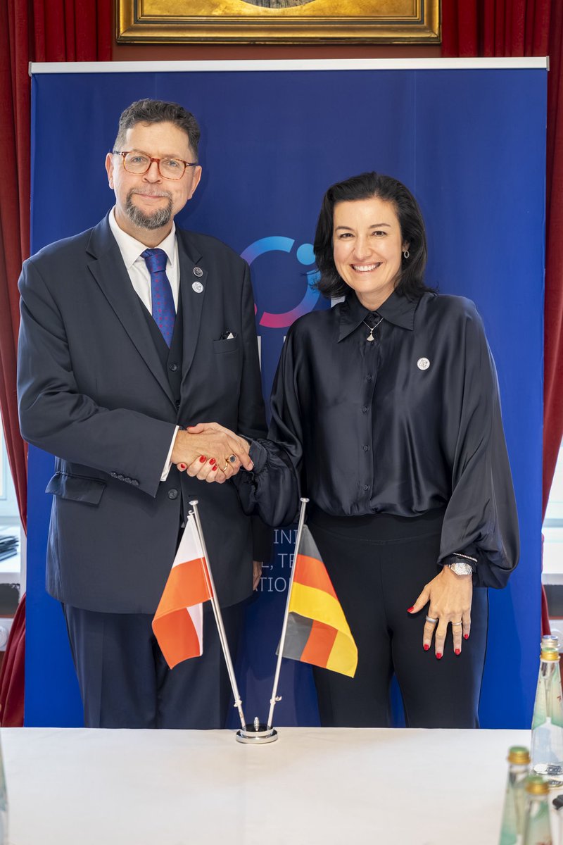 bmftr_bund's tweet photo. Mit Andrzej @Szeptycki, dem polnischen Vize-Forschungsminister, tauschte sich BM @DoroBaer über die dt.-pol. Wissenschaftsstiftung sowie über die Stärkung des Forschungsökosystems im #WeimarerDreieck aus. #FoRum26 https://t.co/94MYHcsk6p